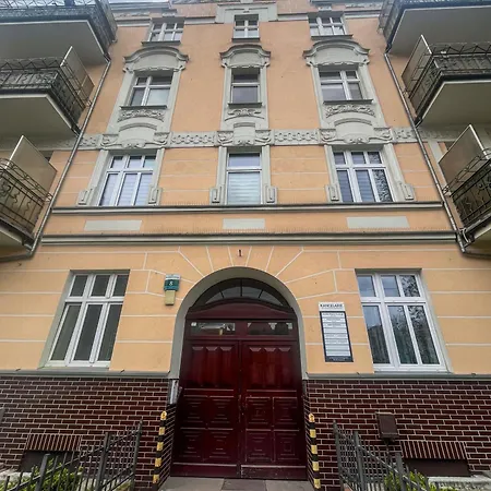 아파트 Retro Wooden Touch By Bookinghost